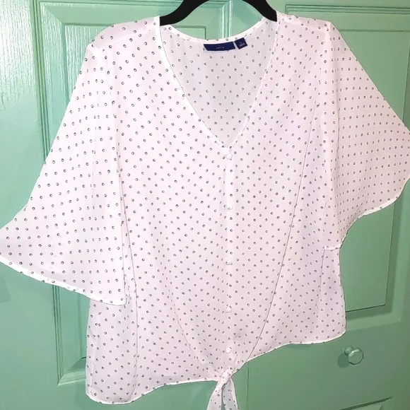 APT 9 Top - Cute Tie Front - Like New - Flutter Sleeves  (Size L) - Picture 6 of 8